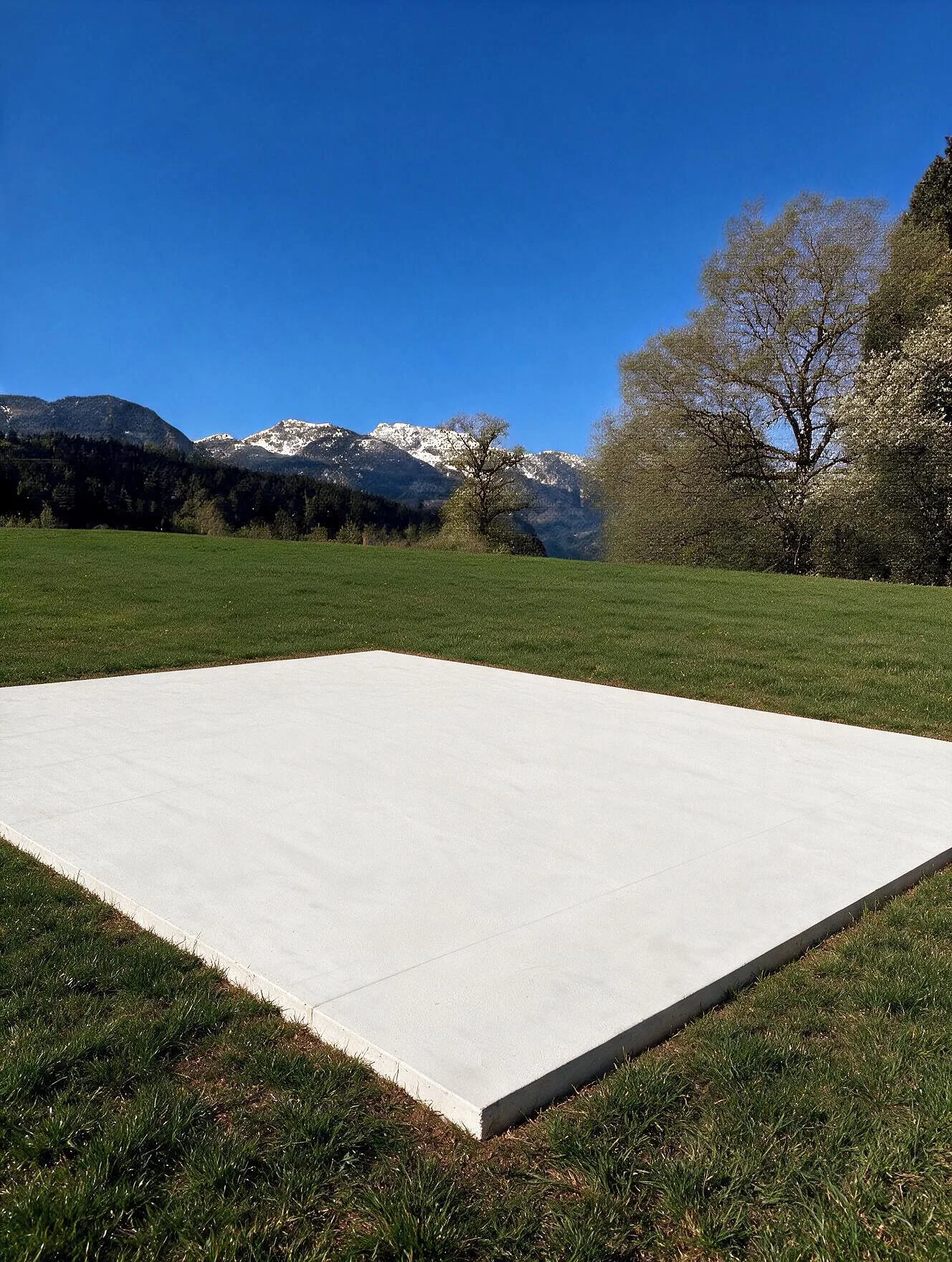Fertige Bodenplatte als Fundament für ein Modulhaus auf einer Wiese