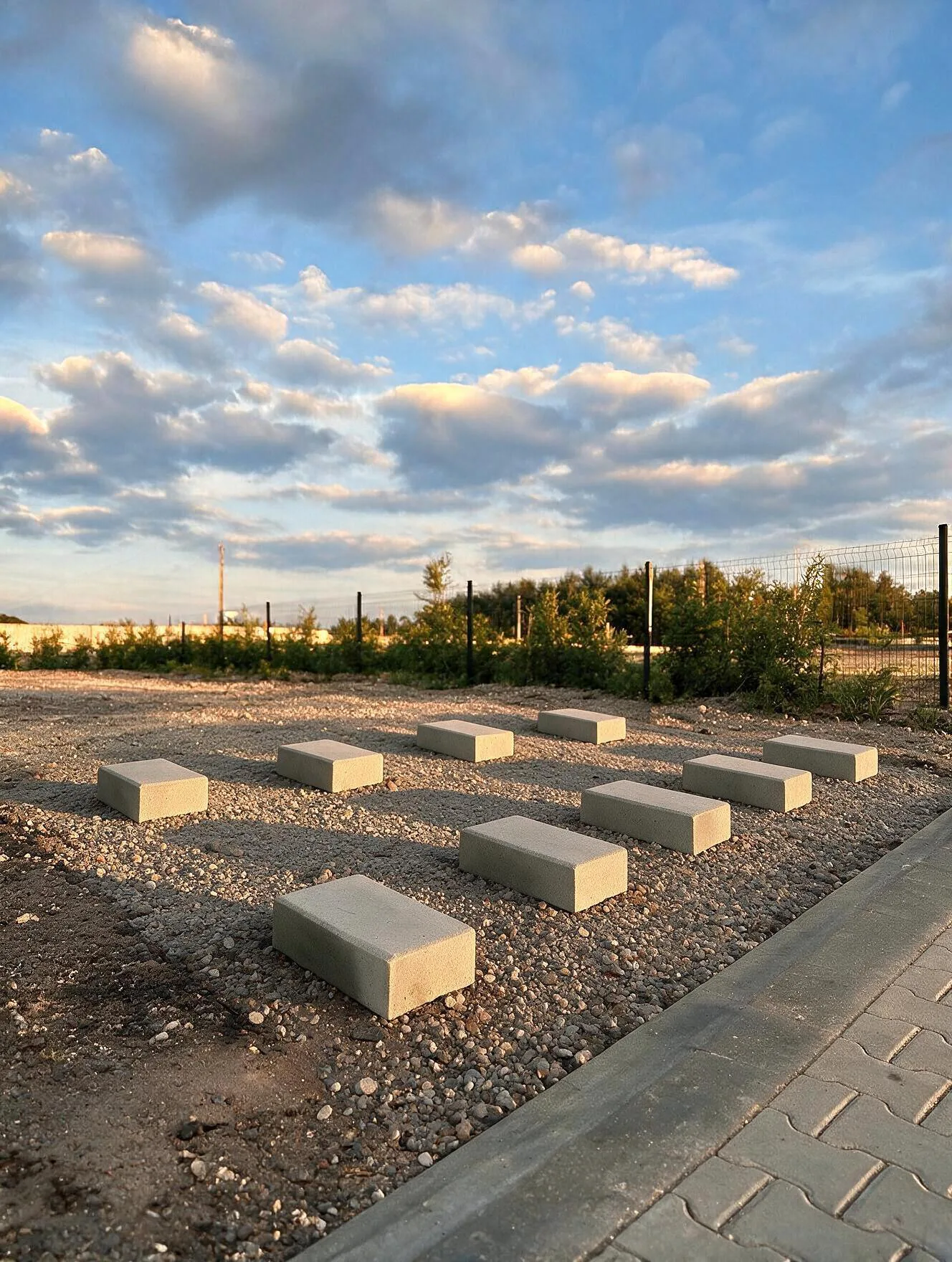 Punktfundamente aus Betonblöcken auf Kiesbett, vorbereitet für ein Modulhaus