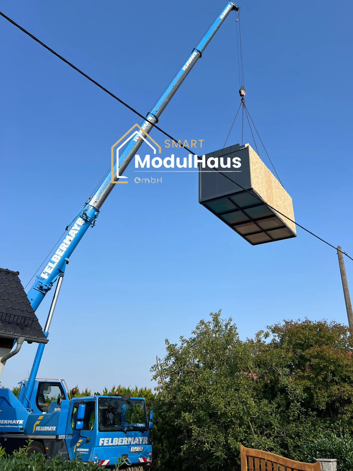Modulhaus am Kranhaken, Blick von unten auf Stahlrahmen und Bodenplatte