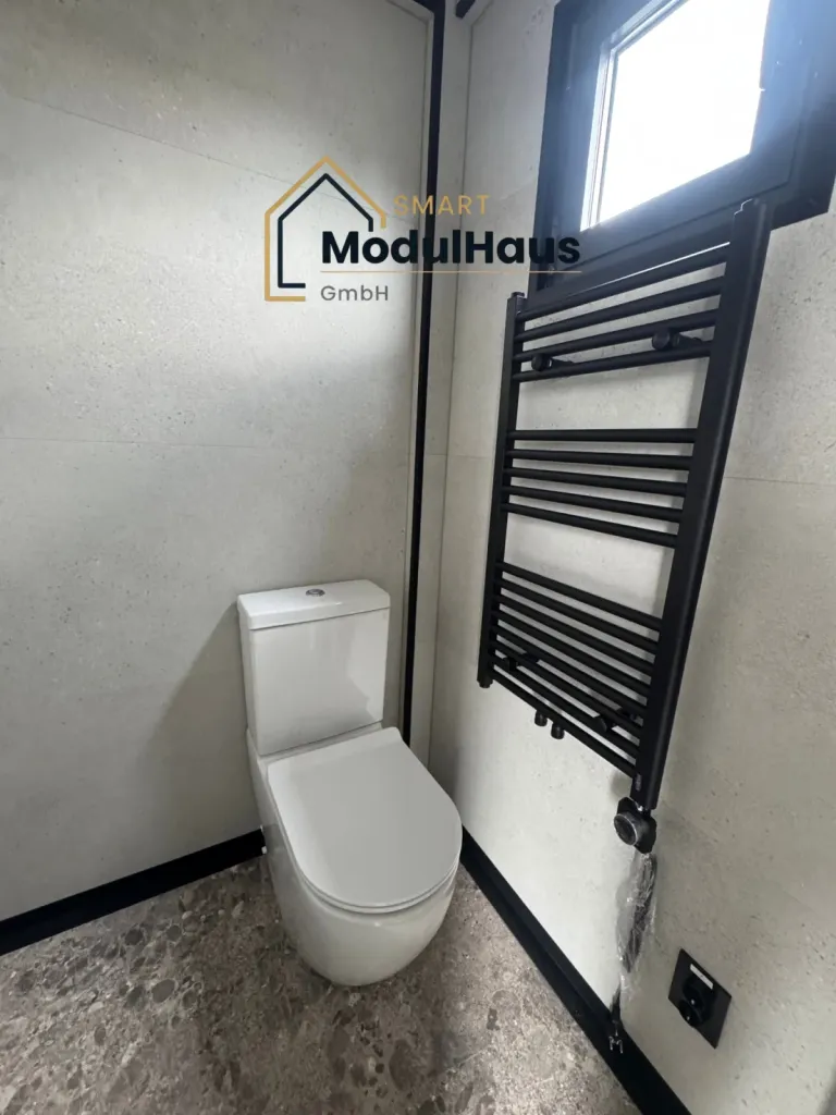 WC Premium mit SPC-Vinylfliesen und Handtuch-Heizkörper